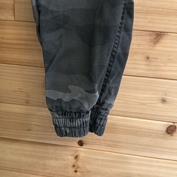 Tna Aritzia Size XSmall Dark Camo Camouflage Print Jogger Pants - Picture 5 of 12